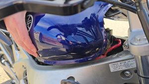 Motorradtank, leicht angehoben, man sieht ganz am Rand gut versteckt den Kopf einer kleinen Maus.